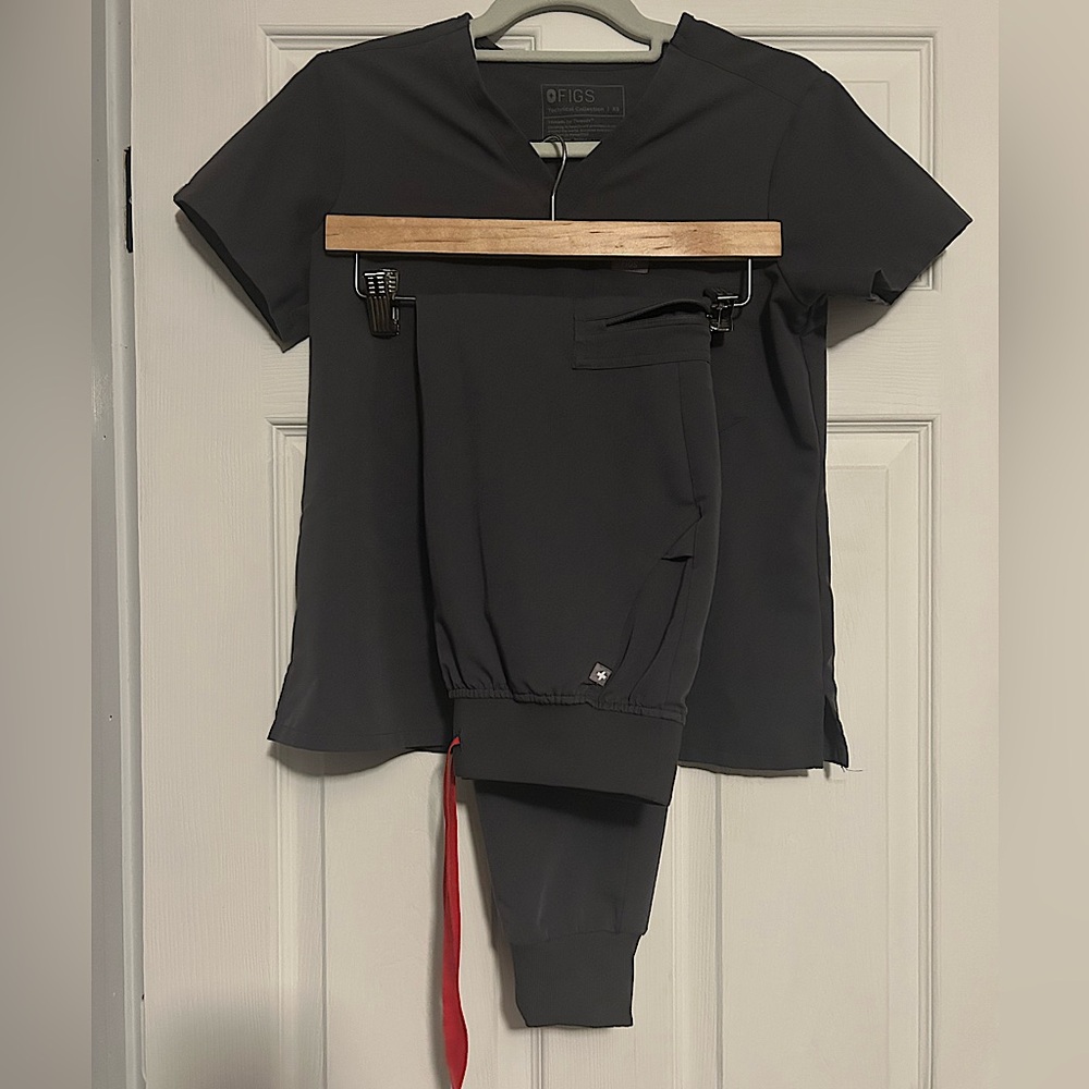 FIGS petite scrub set- Charcoal XS Petite Catarina Top, XS Petite Zamora Joggers